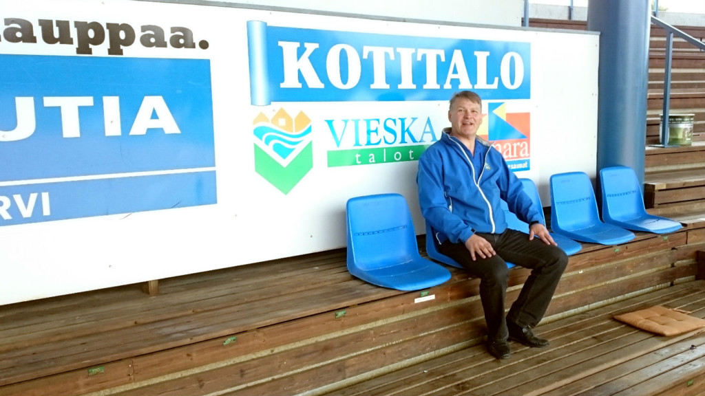 Jarmo Seppälä testaa tuolia ja mukavahan siinä on istua.