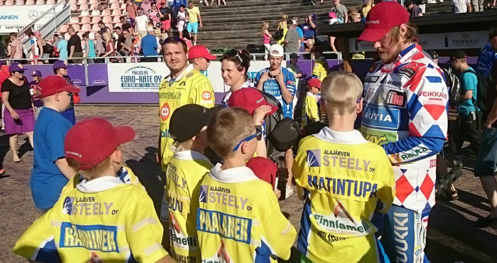 Sami Mikkolanahon nimmarit kelpasivat pelinjälkeen Ankkuri-junnuille.